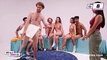 Orgía 20 contra 1 con rubia y morena en encaje