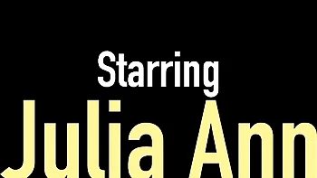 Julia se branle et lèche sa chatte