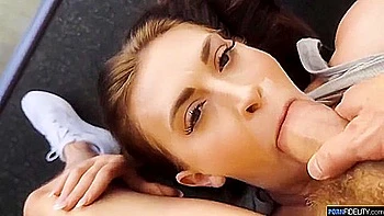 Busty Milf im Fitnessstudio mit tiefem Schlucken und Rollenspiel