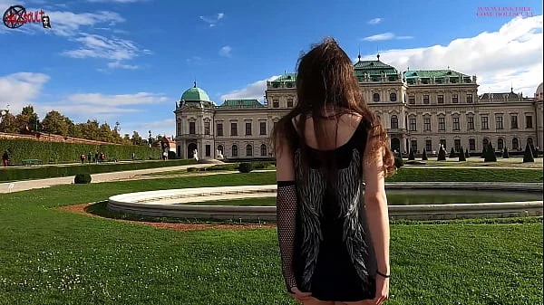 Extreme flashing in Vienna - DOLLSCULT