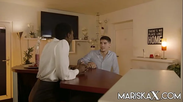 MARISKAX Zaawaadi gets stuffed at the bar