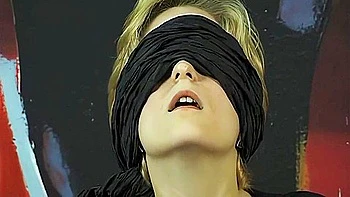 Reife Brunette Besorgt Es Junger Blondine Mit Dildo